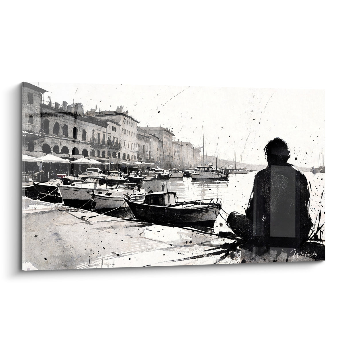 Silhouette assise noire face à un port de Saint-Tropez, bateaux blancs amarrés, façades grises esquissées