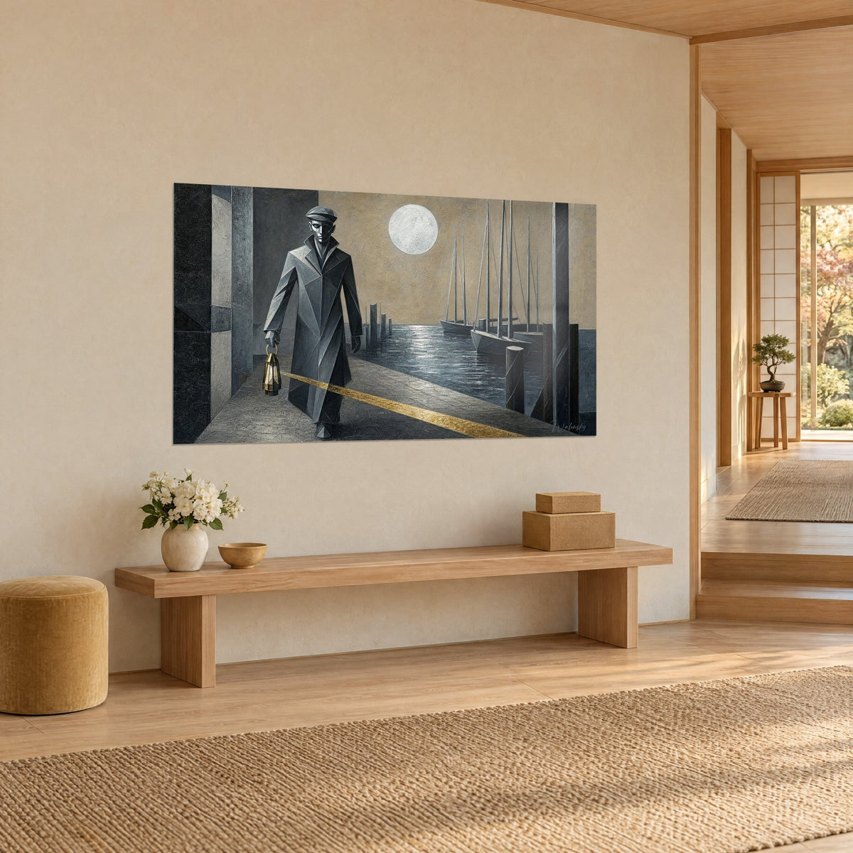 Tableau veilleur de port aux facettes d'acier gris, lanterne en laiton doré, voiliers et pleine lune beige, vu de trois-quarts sur mur crème