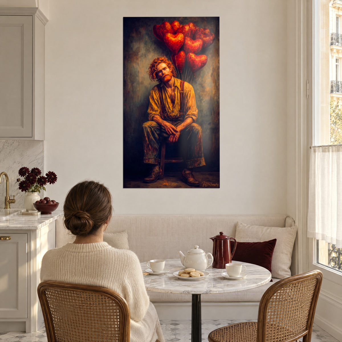 Cuadro de una figura melancólica de rizos cobrizos, globos rojos brillantes, camisa ocre, pared crema de una cocina haussmanniana