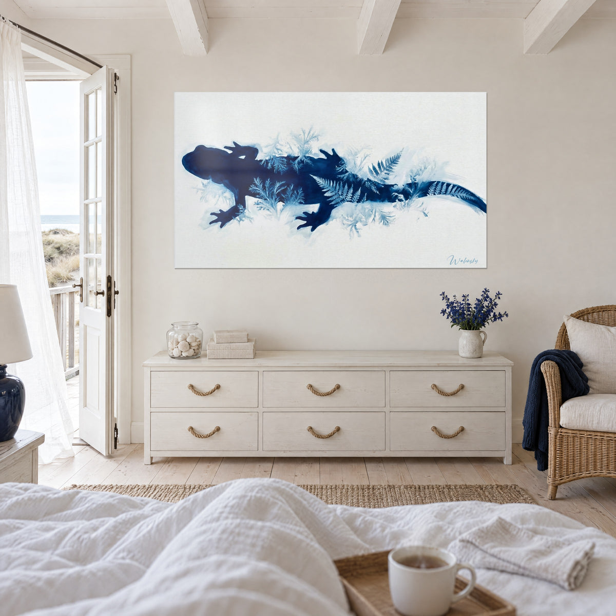 Cuadro lagarto de tinta azul marino rodeado de helechos azul cielo, firma Walensky, encima de una cama en un dormitorio luminoso