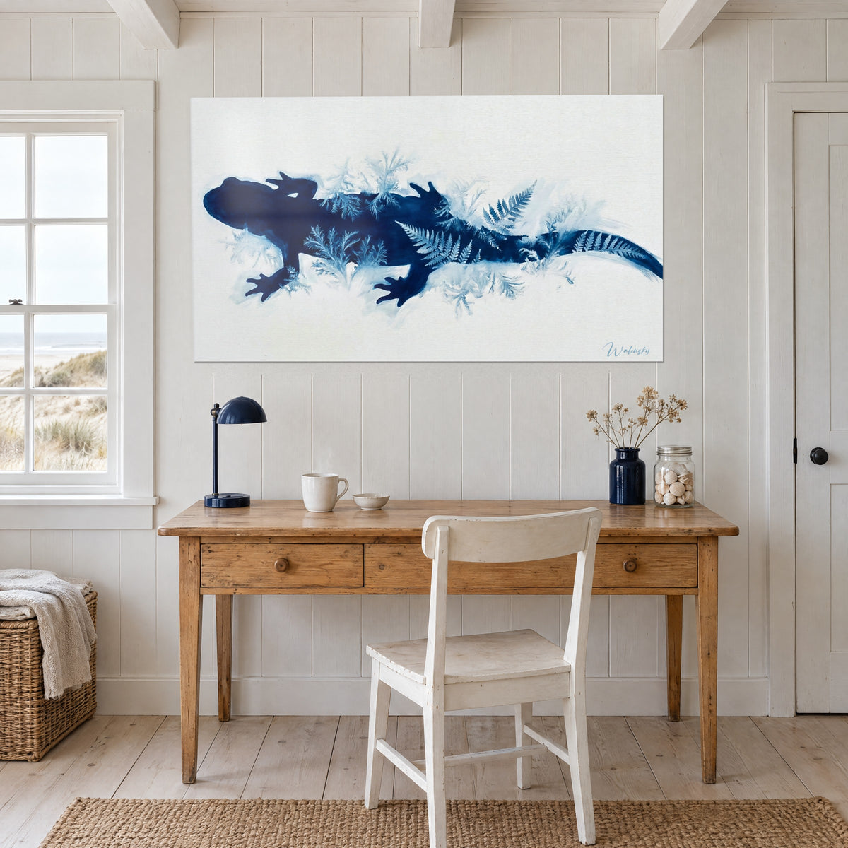 Cuadro silueta de salamandra azul de Prusia con huellas de helecho blanco azulado, escritorio de madera clara junto a una ventana, junto al mar