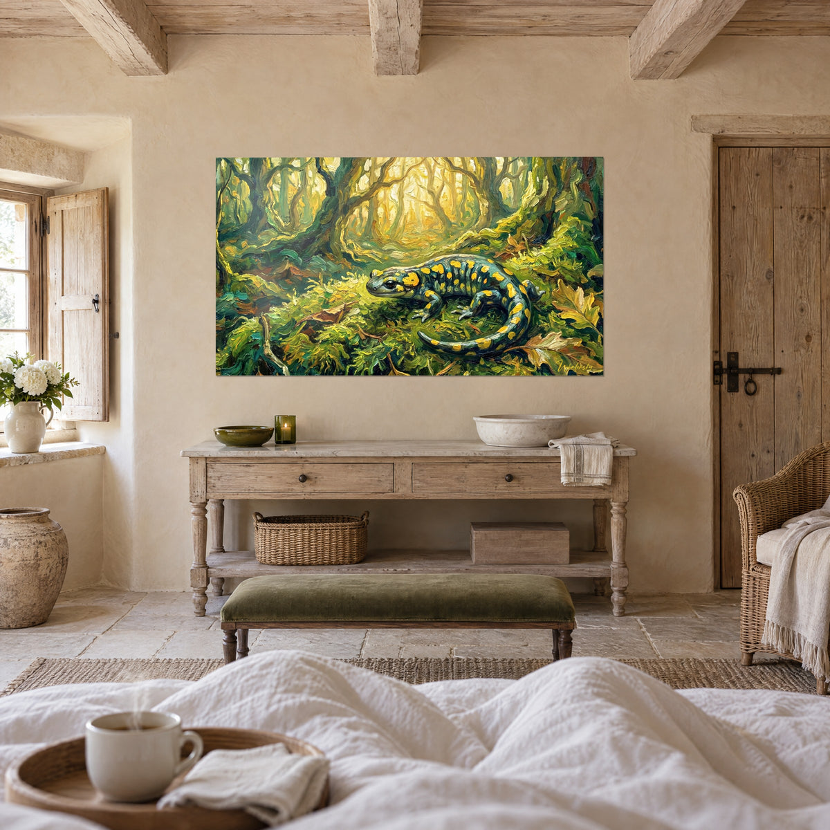 Tableau forêt enchantée où rampe une salamandre jaune et noire, mousses vertes et feuilles brunes, au-dessus d'un lit dans une chambre claire