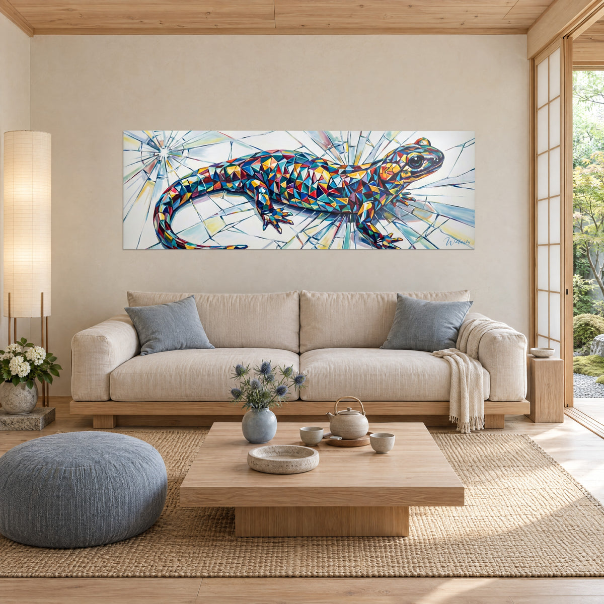 Tableau salamandre en facettes bleues et orangées sur fond de verre brisé blanc, au-dessus d'un canapé dans un salon lumineux