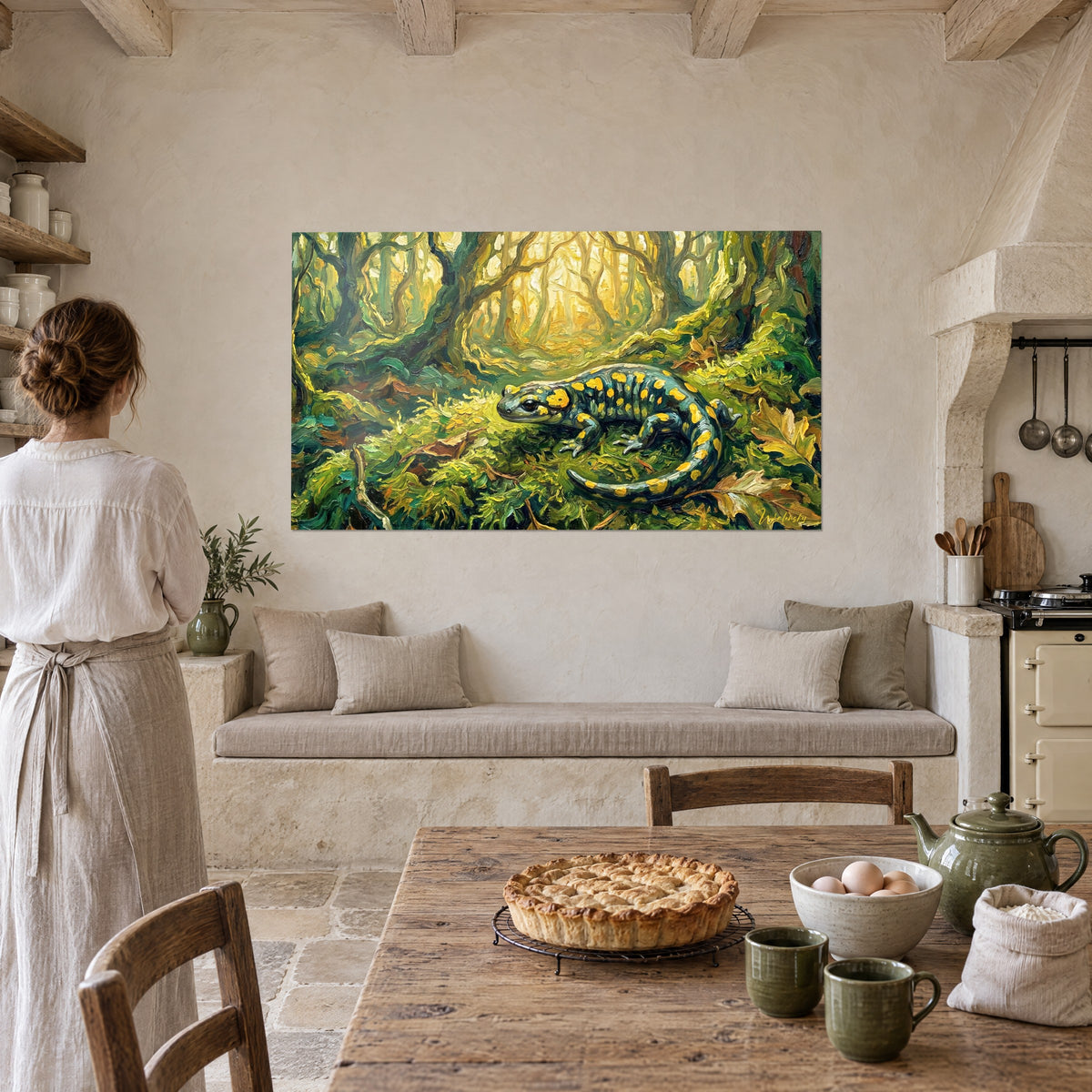 Tableau batracien sombre moucheté de jaune sur un tapis de mousse, sous-bois ambré, face à une table de cuisine et une tarte