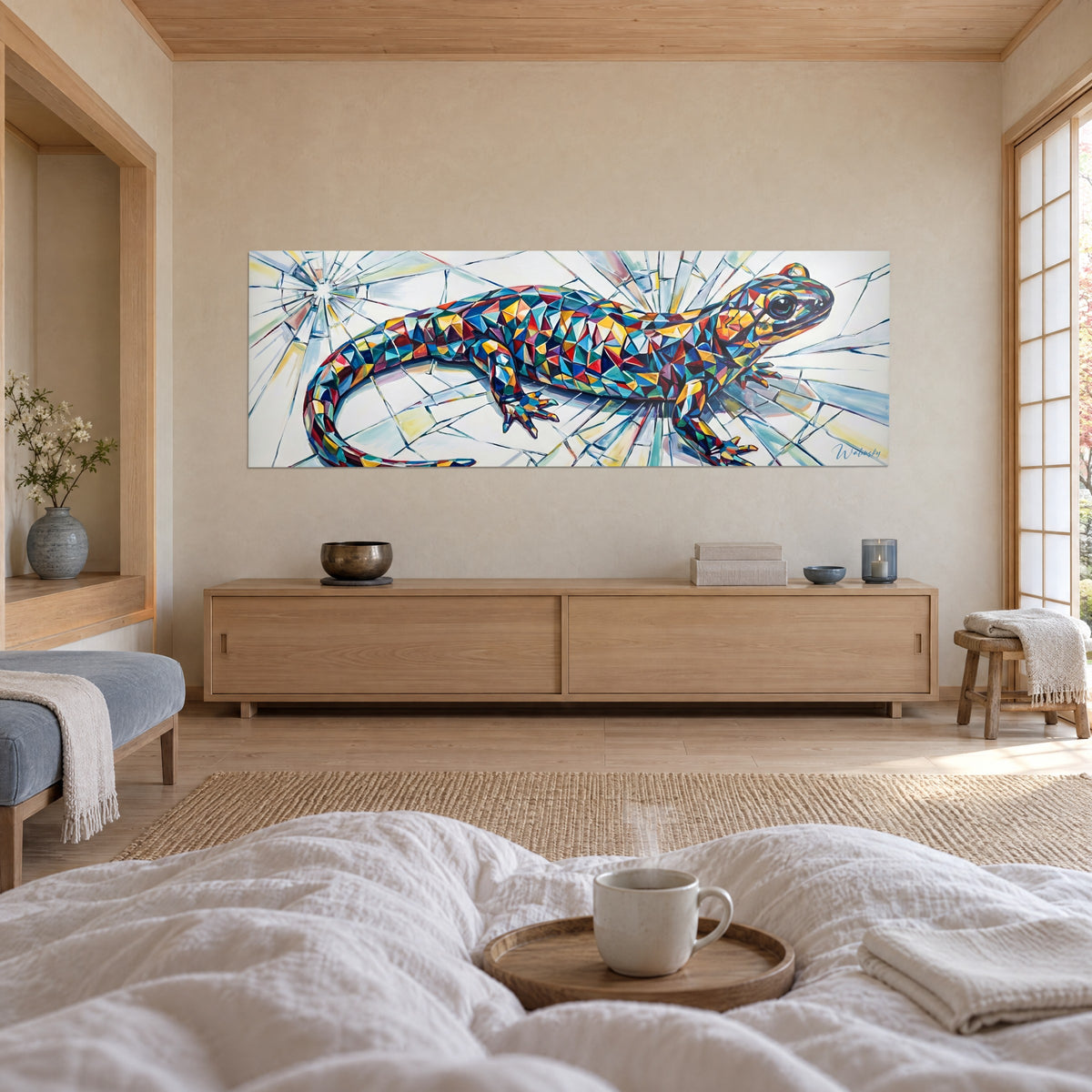 Tableau salamandre en polygones rouges et verts sur fond fissuré blanc, au-dessus d'un lit dans une chambre claire