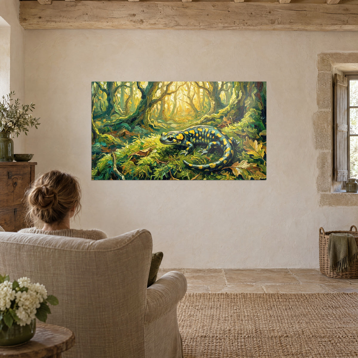 Tableau salamandre de feu en pleine forêt, queue incurvée jaune et noire, fond vert tendre doré, face à un fauteuil en lin beige