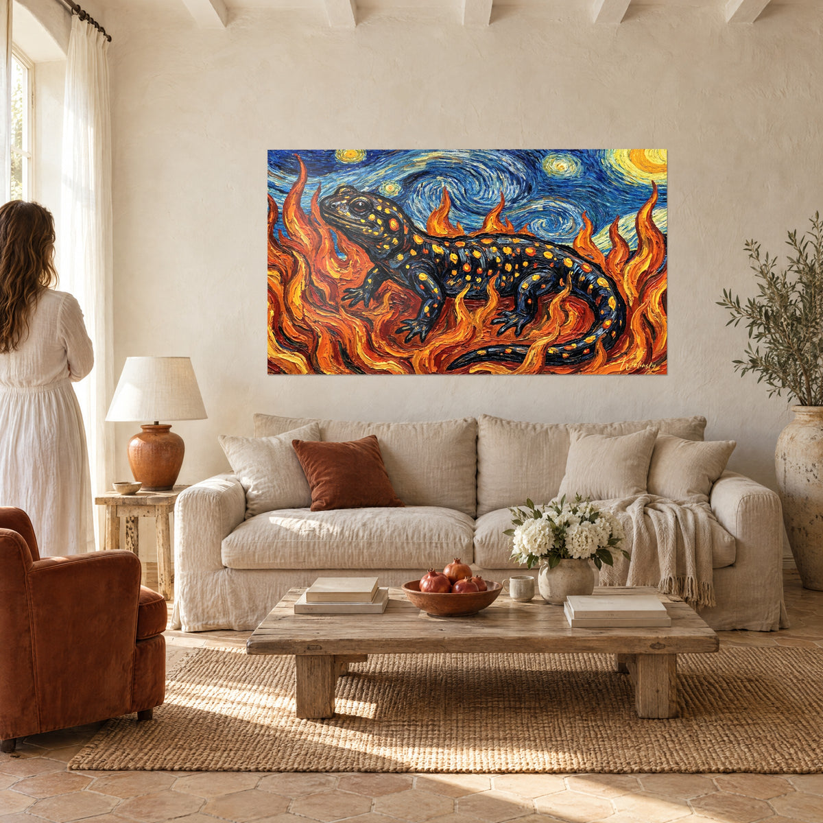 Gemälde Feuersalamander, schwarz mit gelben Flecken, vor orangefarbenen Flammen und wirbelndem blauen Himmel, über einem Sofa in einem hellen Wohnzimmer