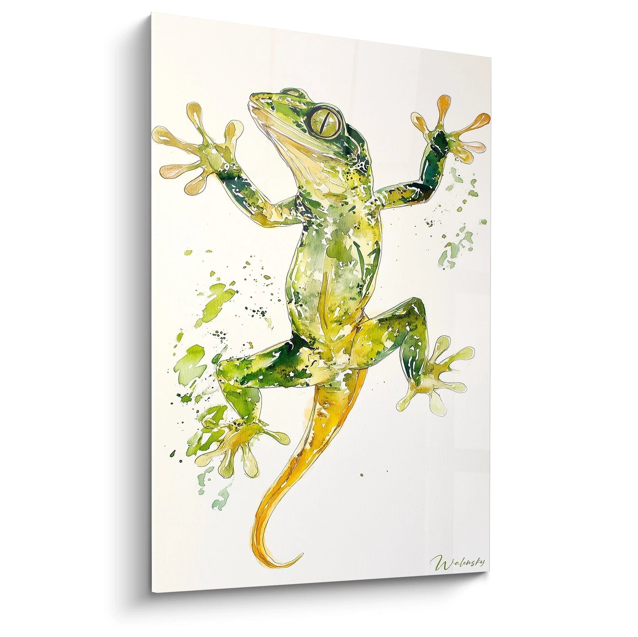Un tableau salamandre présentant un amphibien vert et jaune en position grimpante, avec pattes étalées aux doigts bien visibles. Technique d'aquarelle avec éclaboussures vertes sur fond blanc, créant un effet de mouvement dynamique.
