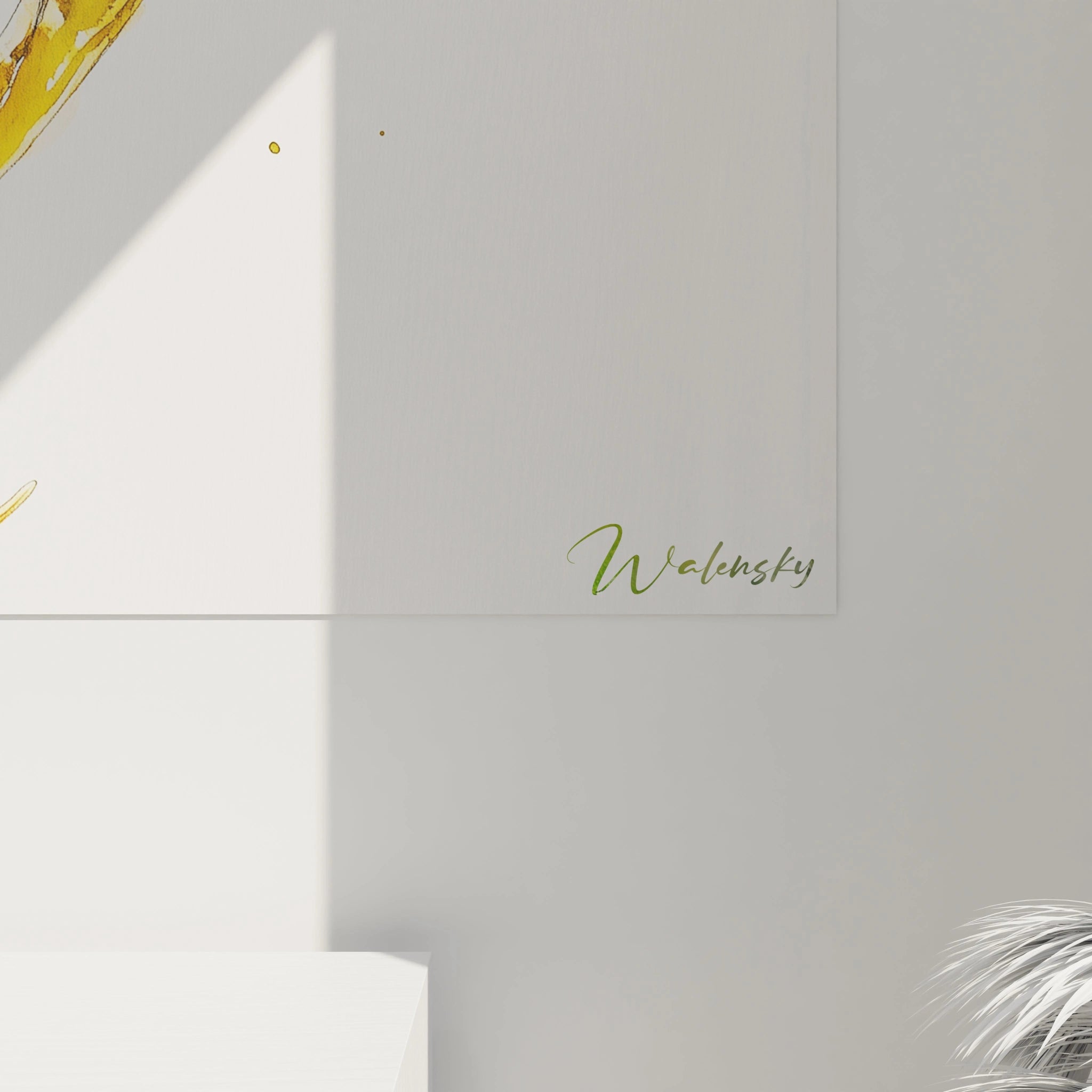 Un tableau salamandre artistique capturant un amphibien vert et jaune en position d'escalade. Les contours fluides et les couleurs transparentes créent une impression de légèreté, tandis que les éclaboussures vertes autour du sujet principal ajoutent dynamisme et texture.
