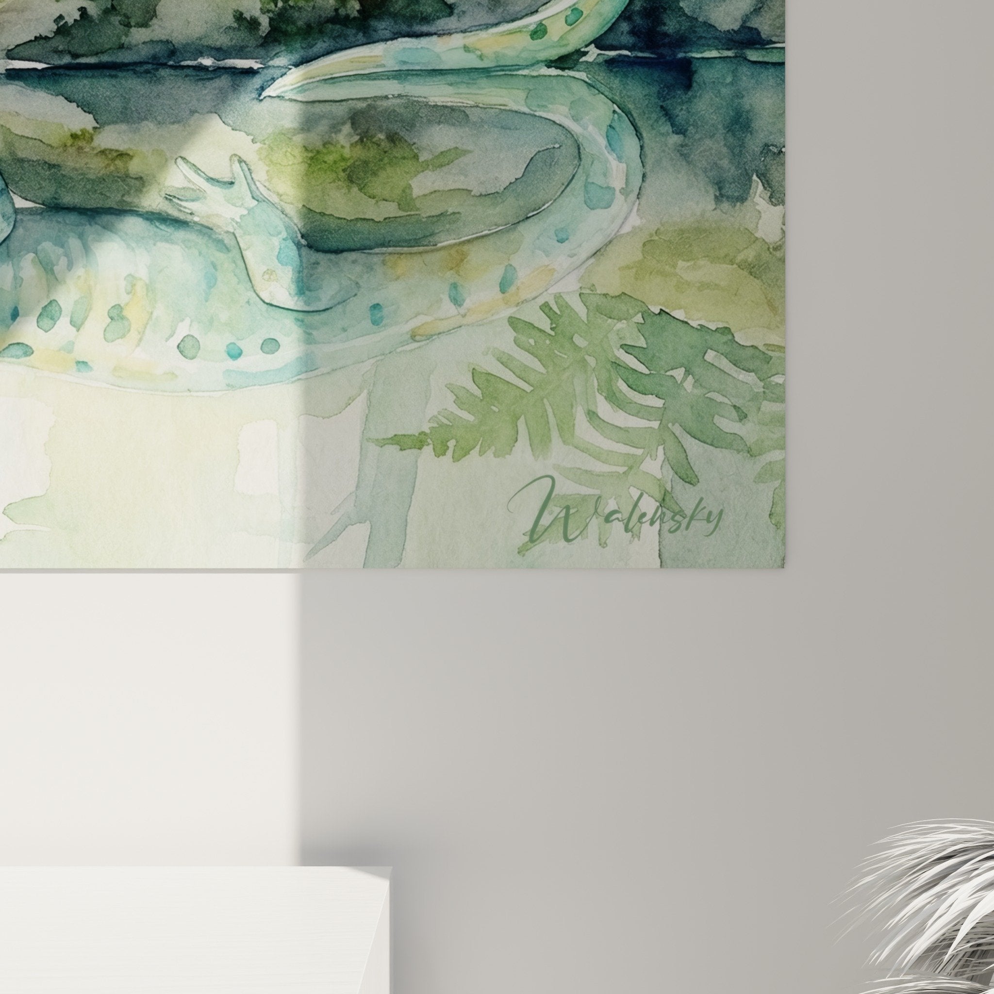 Gesamtansicht Waldmolch-Kunstwerk mit Wasserreflexen, mysteriöse Unterholzszene in gefiltertem Licht