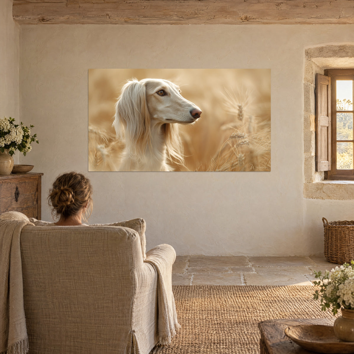 Cuadro saluki de pelaje claro, espigas de trigo difuminadas en oro y miel, mujer de espaldas en un sillón de lino