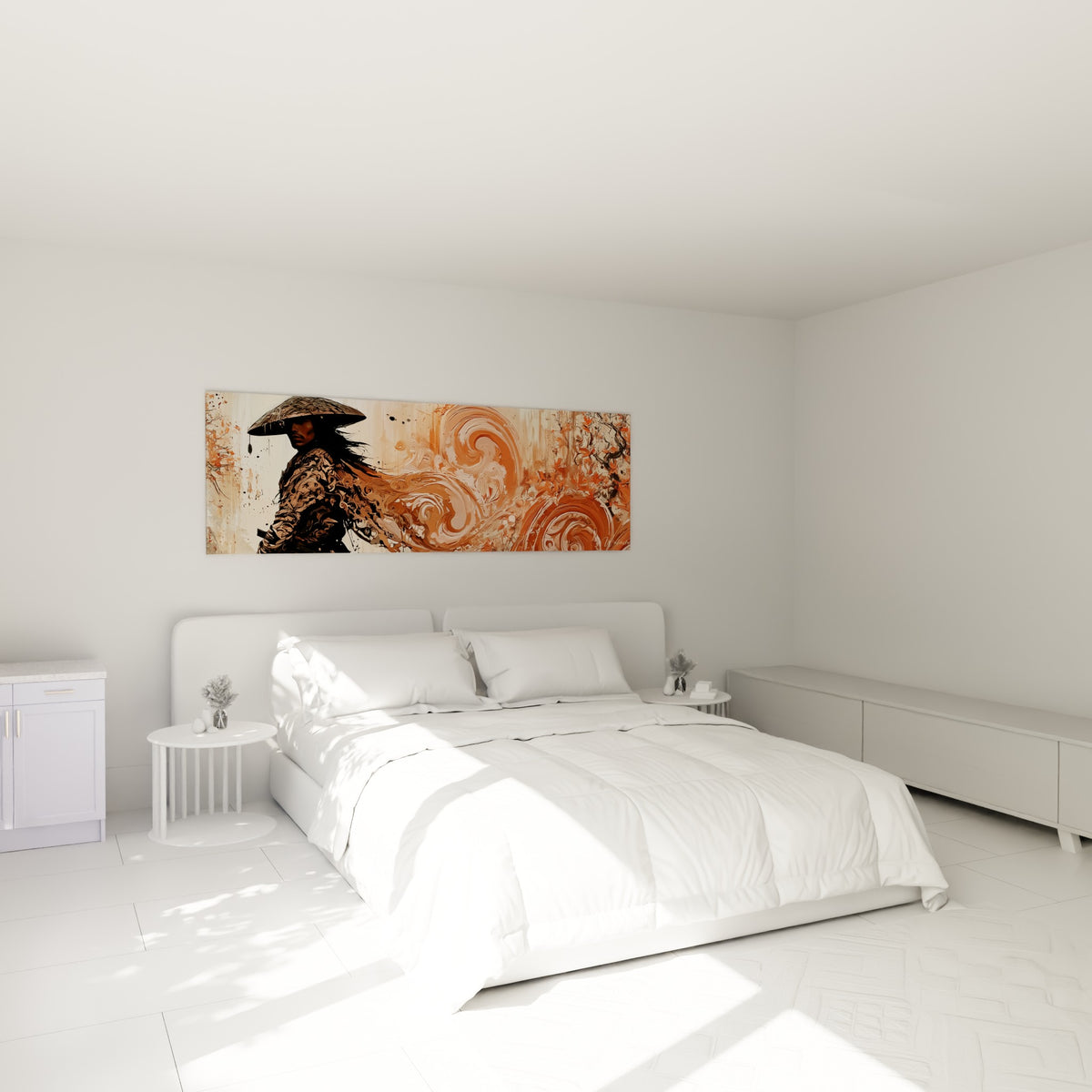 Guerrier Samouraï terracotta et anthracite, chapeau conique, accroché au-dessus d'un lit dans une chambre claire