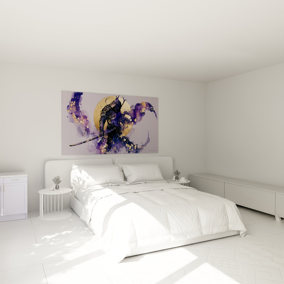 Guerrier Samouraï aux teintes violettes et dorées accroché au-dessus d'un lit dans une chambre claire.