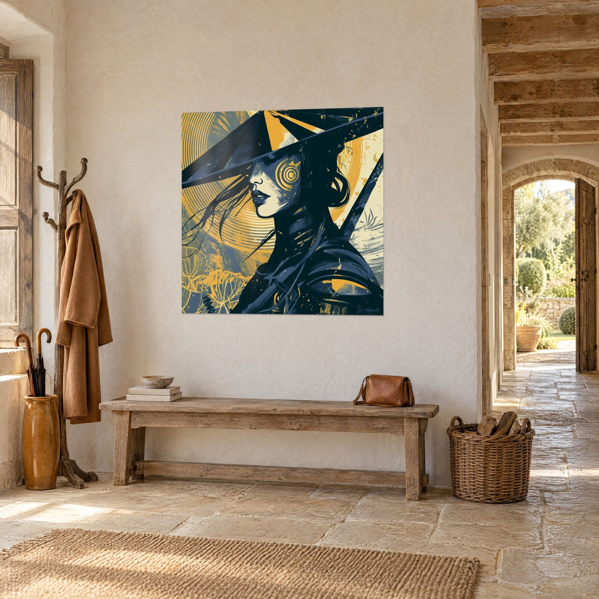 Quadro di un samurai di profilo sotto un ampio cappello a punta, alone ocra e ombre blu navy, parete crema accanto a un arco di pietra