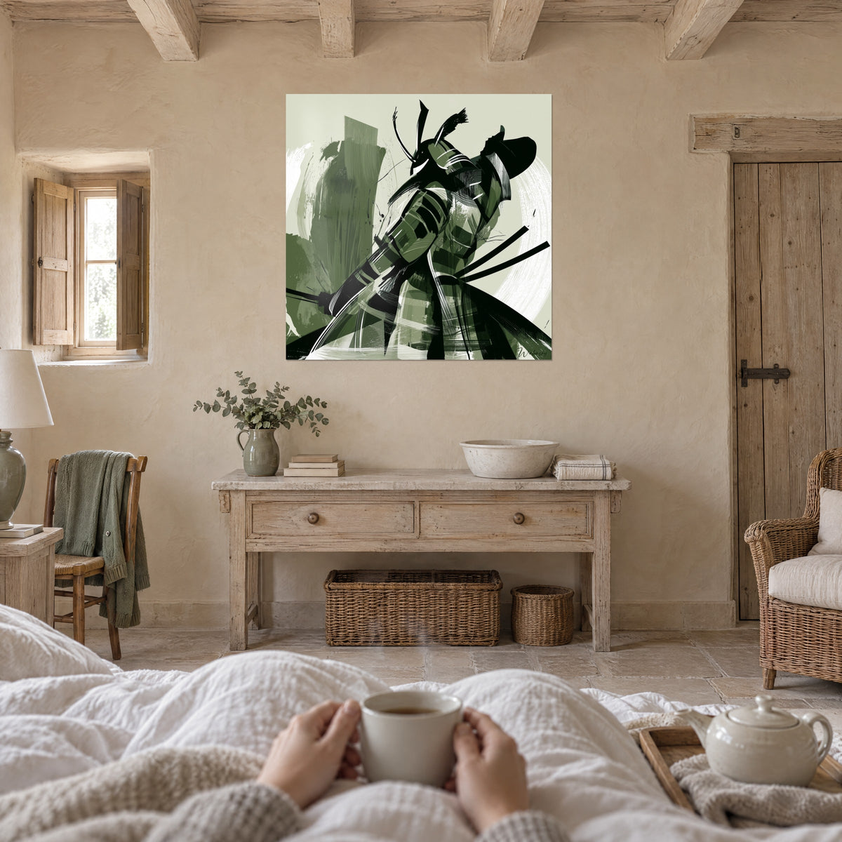 Tableau silhouette de samouraï penché sur son sabre, éclats noirs et vert olive, au-dessus d'un lit dans une chambre claire