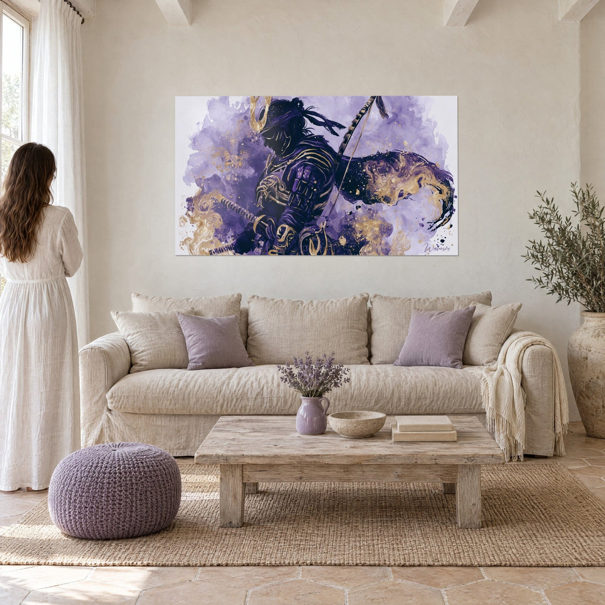 Tableau samouraï en armure violette cerclée d'or, arc dans le dos, nuées lilas, au-dessus d'un canapé dans un salon lumineux