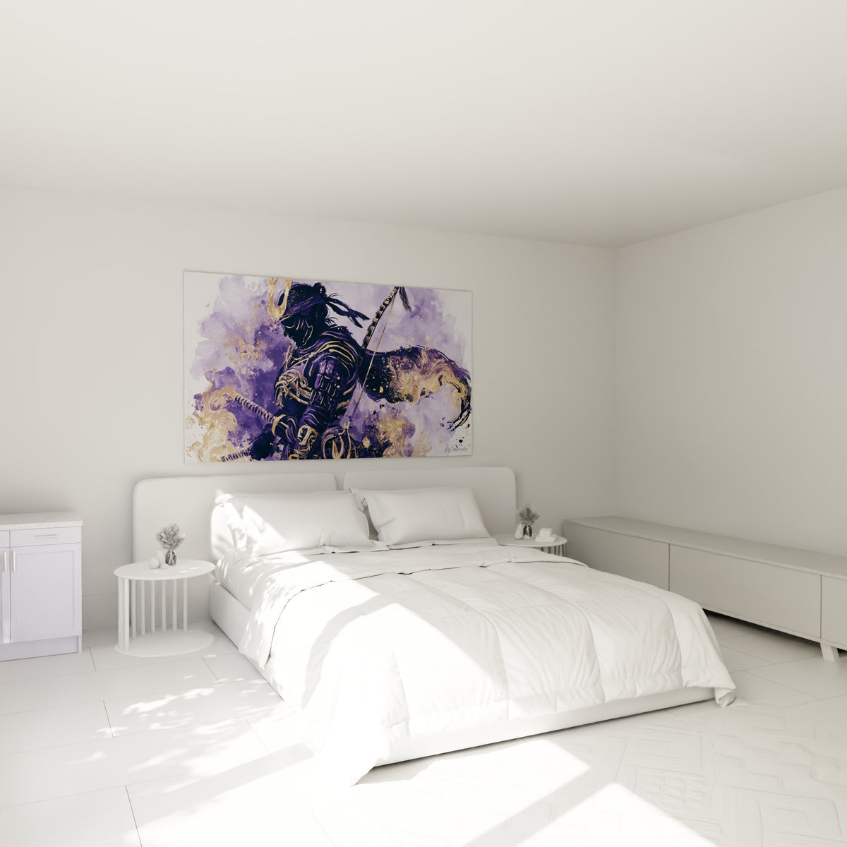 Samouraï armé de katanas sur fond violet et doré, au-dessus d'un lit dans une chambre claire