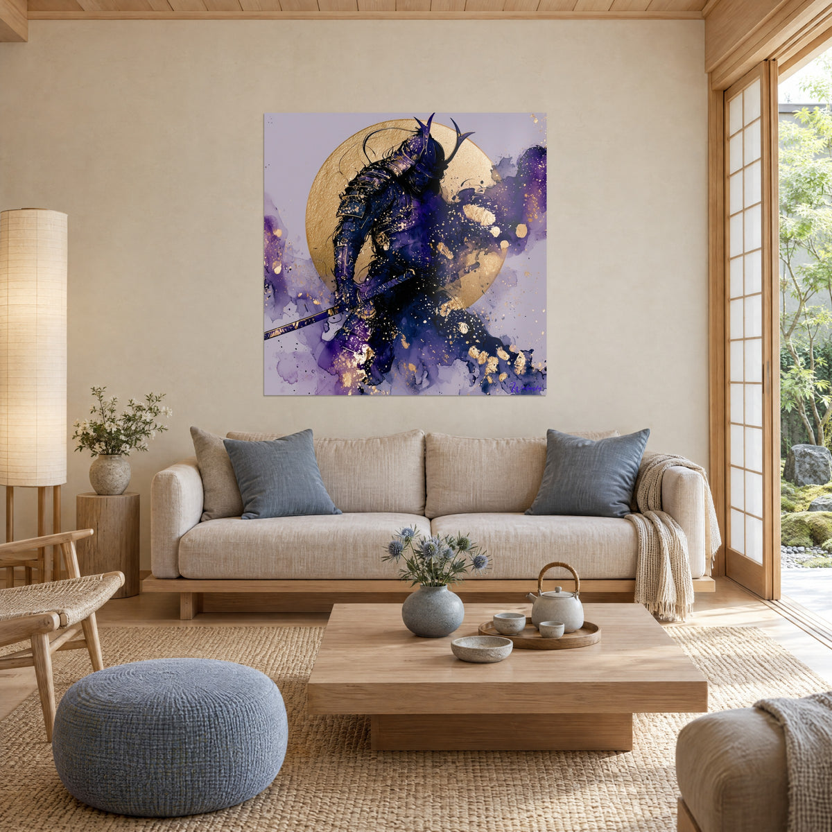 Quadro di un guerriero in armatura indaco sotto un disco d'oro martellato, schizzi viola, sopra un divano in un soggiorno luminoso