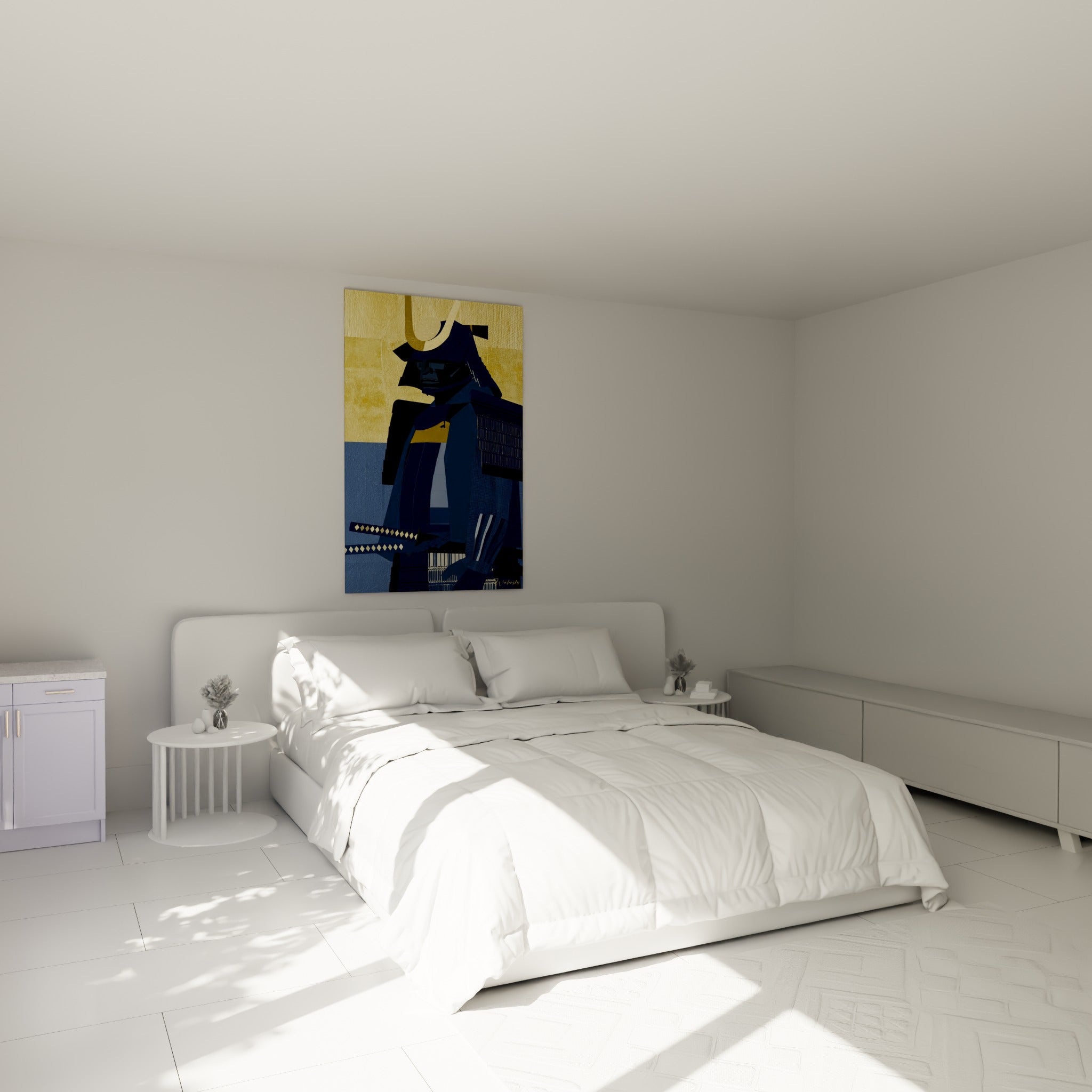 Samouraï casqué bleu marine et doré accroché au-dessus d'un lit dans une chambre claire