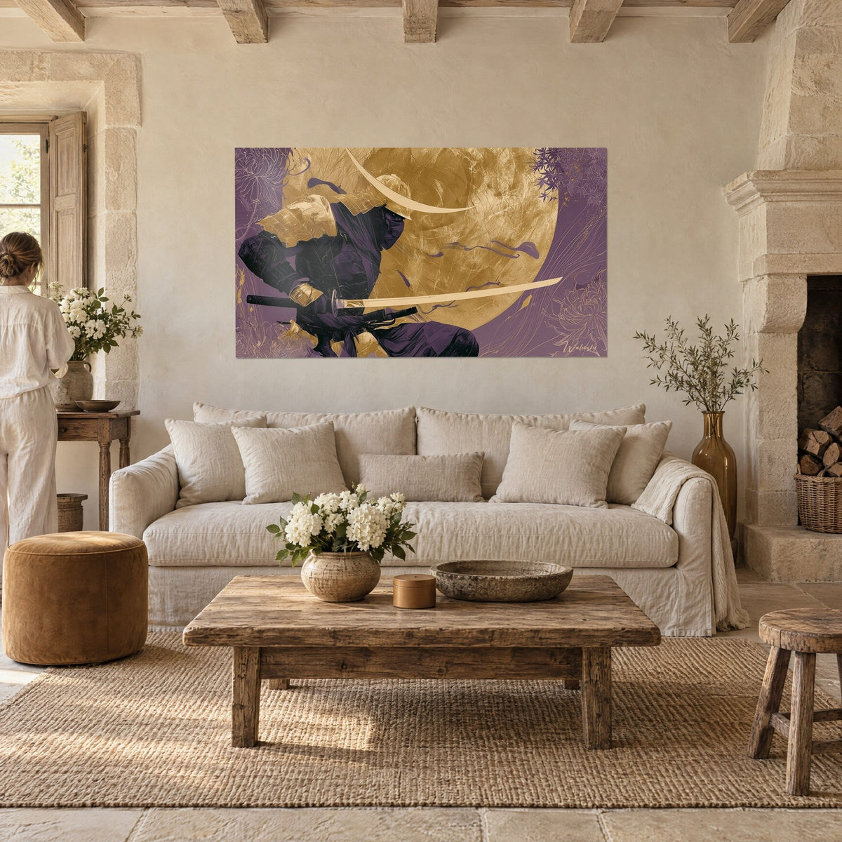 Schilderij van een hurkende samoerai in paarse harnas, met een gouden zwaard uitgestrekt voor een grote gouden maan, boven een bank in een lichte woonkamer