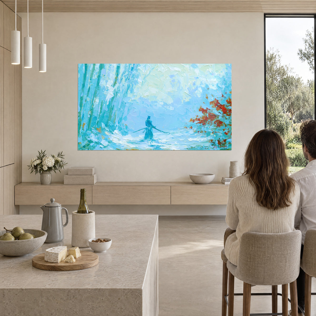 Tableau silhouette au sabre dans un brouillard bleu pâle, taches orangées à droite, deux personnes de dos près d'une cuisine en bois clair