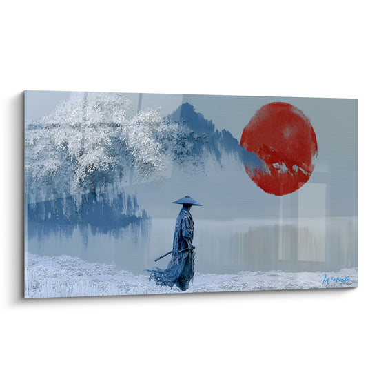 Samouraï en manteau bleu marine marchant devant un soleil rouge et des montagnes anthracite enneigées