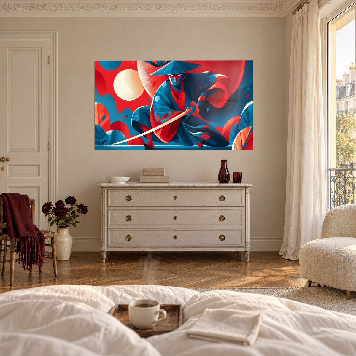 Tableau combattant masqué en position basse, katana pâle, feuilles stylisées bleues et rouges, au-dessus d'un lit dans une chambre claire