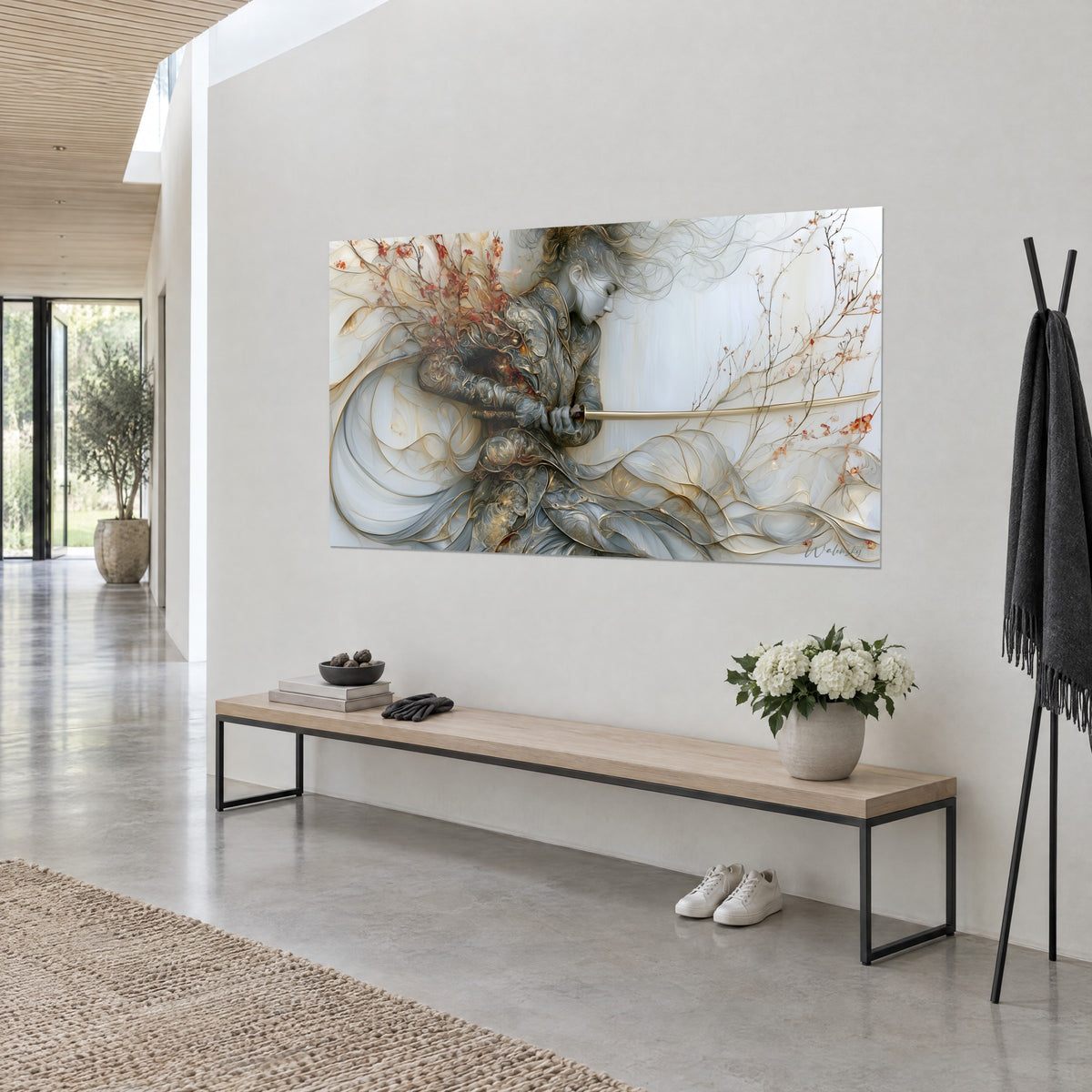 Tableau samouraï sculptée en volutes dorées, chevelure fluide ivoire, rameaux orangés, sur un mur blanc, vue de trois-quarts