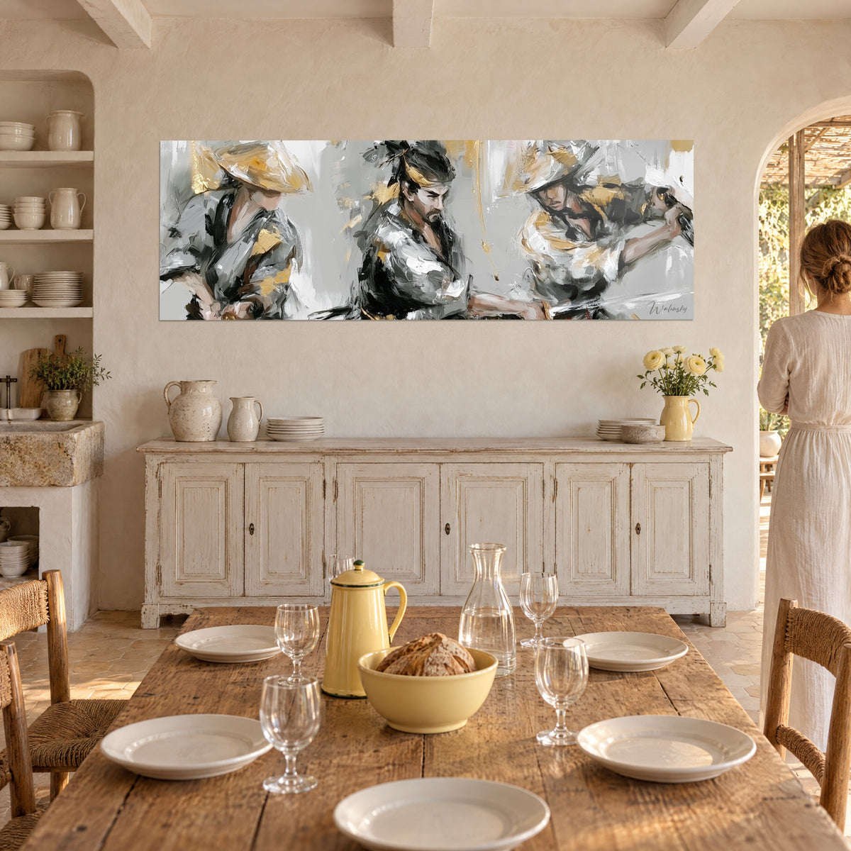 Tableau combat de samouraïs, visages concentrés, noir, blanc et or, au-dessus d'un buffet blanc, femme en robe claire de dos