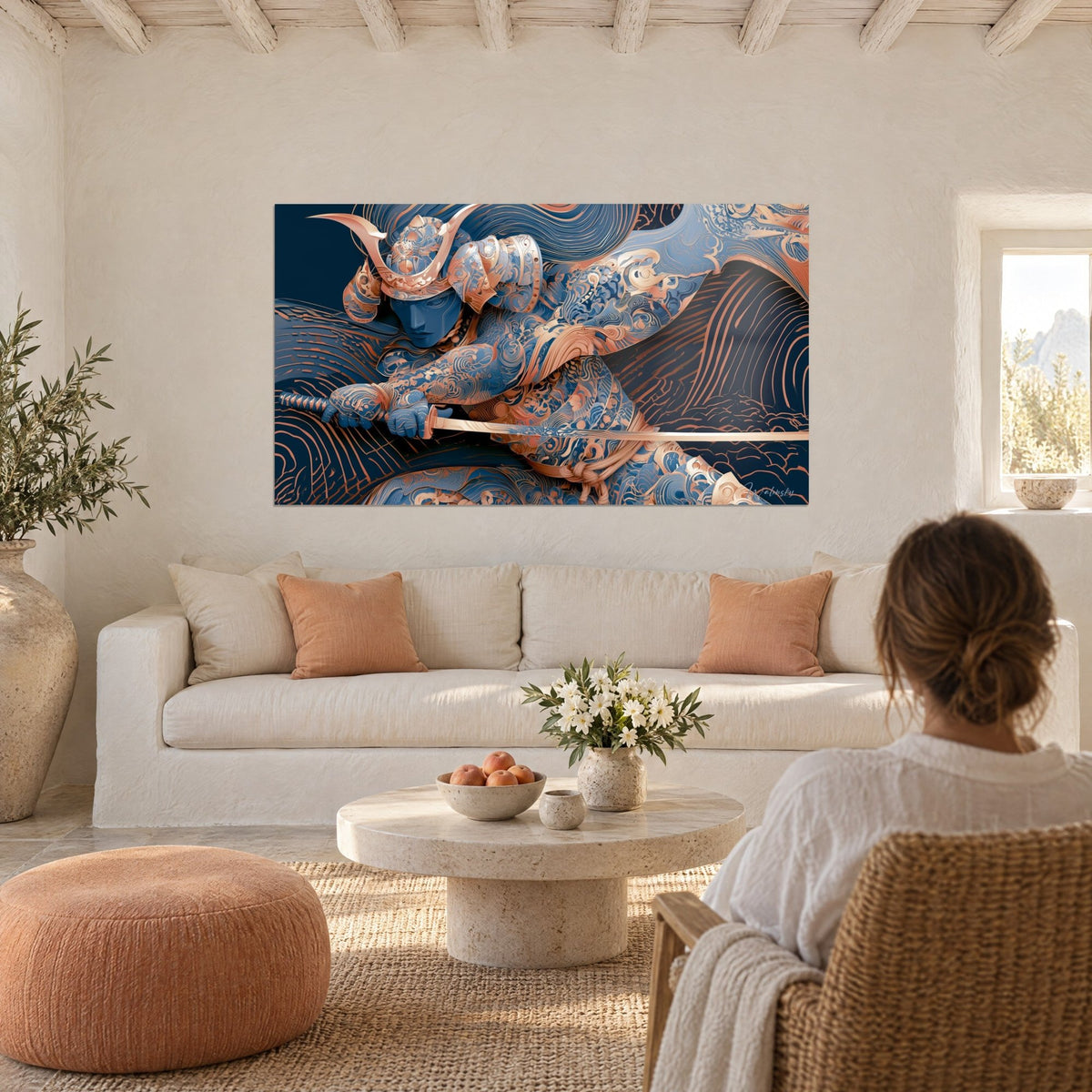Quadro di samurai con armatura blu cobalto incisa con onde ramate, elmo con corna, sopra un divano in un soggiorno luminoso