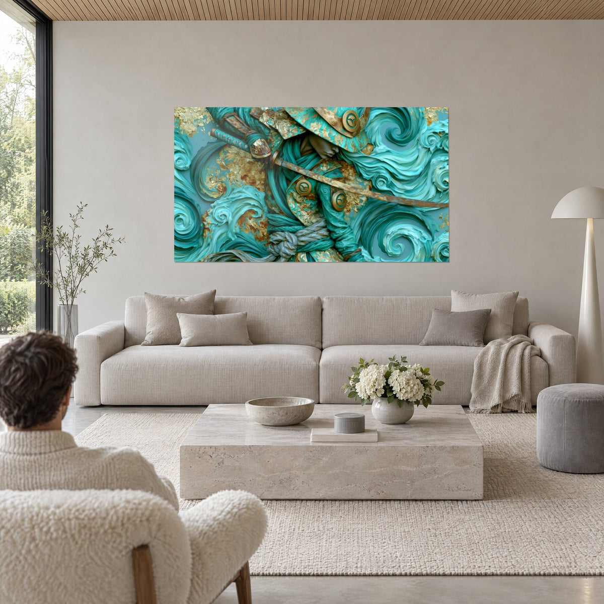 Tableau guerrier à l'armure turquoise et dorée, katana rouillé sur le flanc, vagues en relief, au-dessus d'un canapé dans un salon lumineux