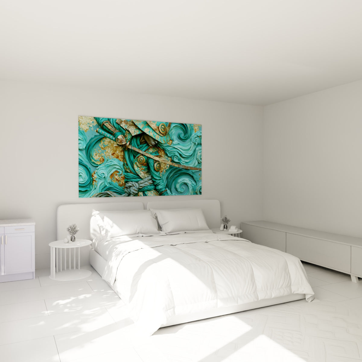 Guerrier samouraï turquoise et cuivré, katana en main, accroché au-dessus d'un lit dans une chambre claire