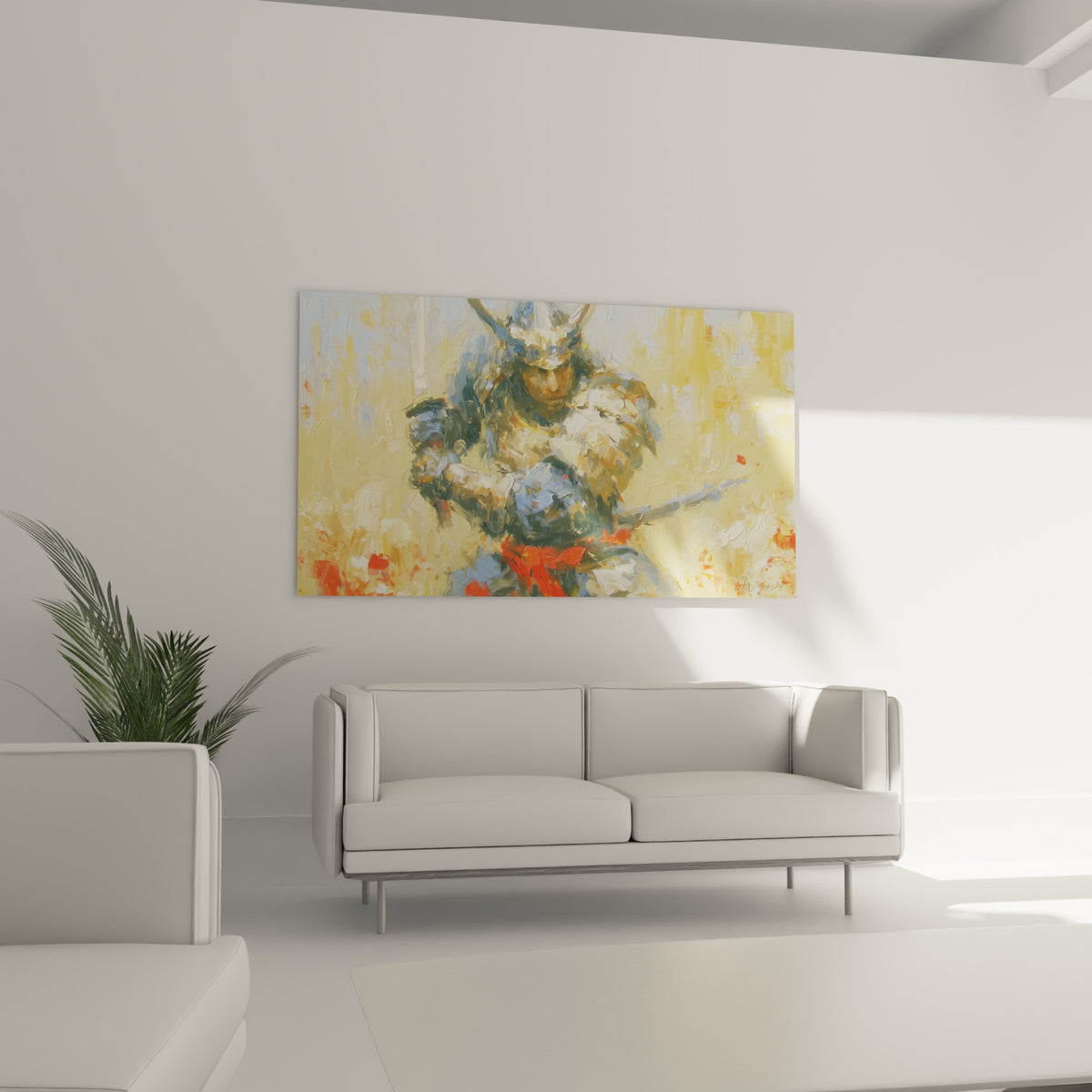 Épée du samouraï en armure orangée et grise placée au-dessus d'un canapé dans un salon lumineux