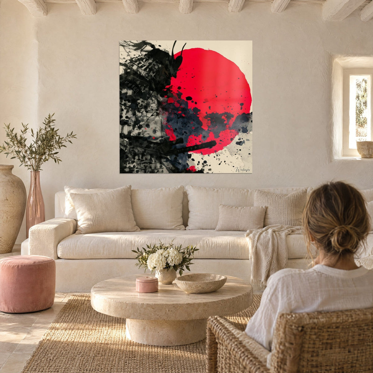 Tableau disque rouge vif et silhouette de samouraï en encre noire sur fond crème, au-dessus d'un canapé dans un salon lumineux