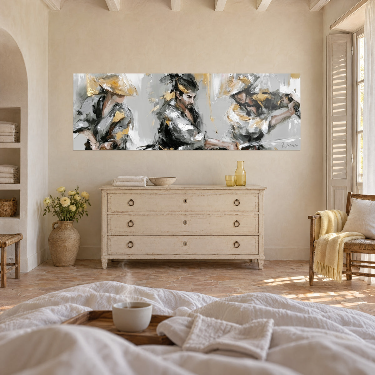 Tableau escrime de trois combattants nippons, touches d'or sur fond gris perle, face à un lit et une commode, au-dessus d'un lit dans une chambre claire