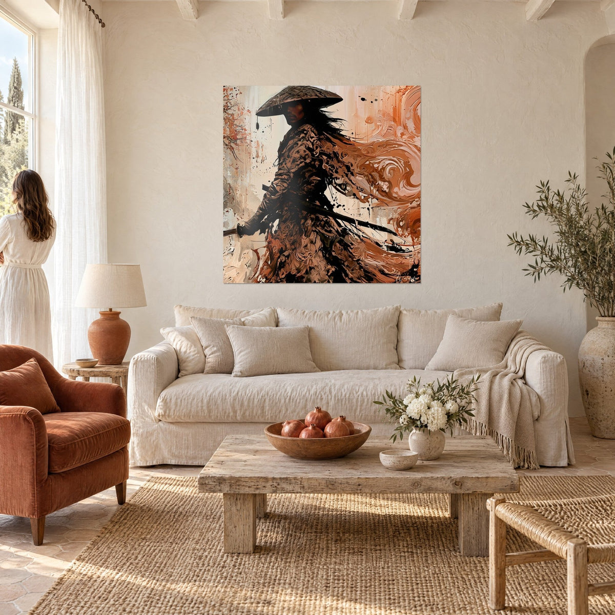 Quadro di un guerriero con cappello di paglia intrecciato e katana in mano, mantello marrone e arancio vorticoso, sopra un divano in un soggiorno luminoso