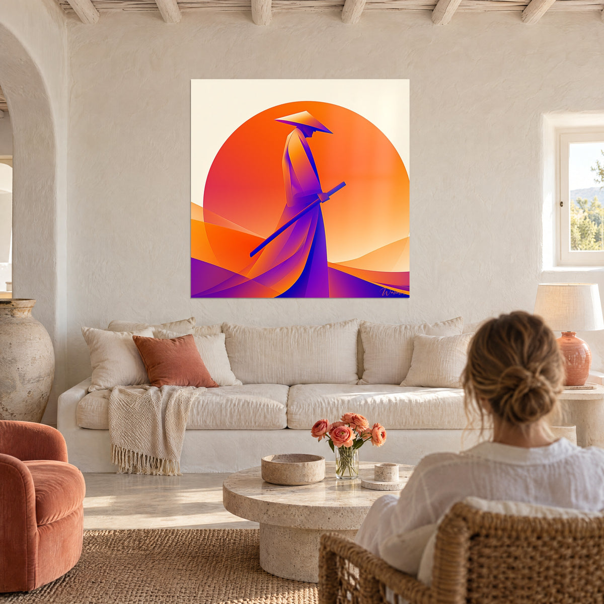 Tableau samouraï au chapeau conique, silhouette violette sur soleil orange, au-dessus d'un canapé dans un salon lumineux