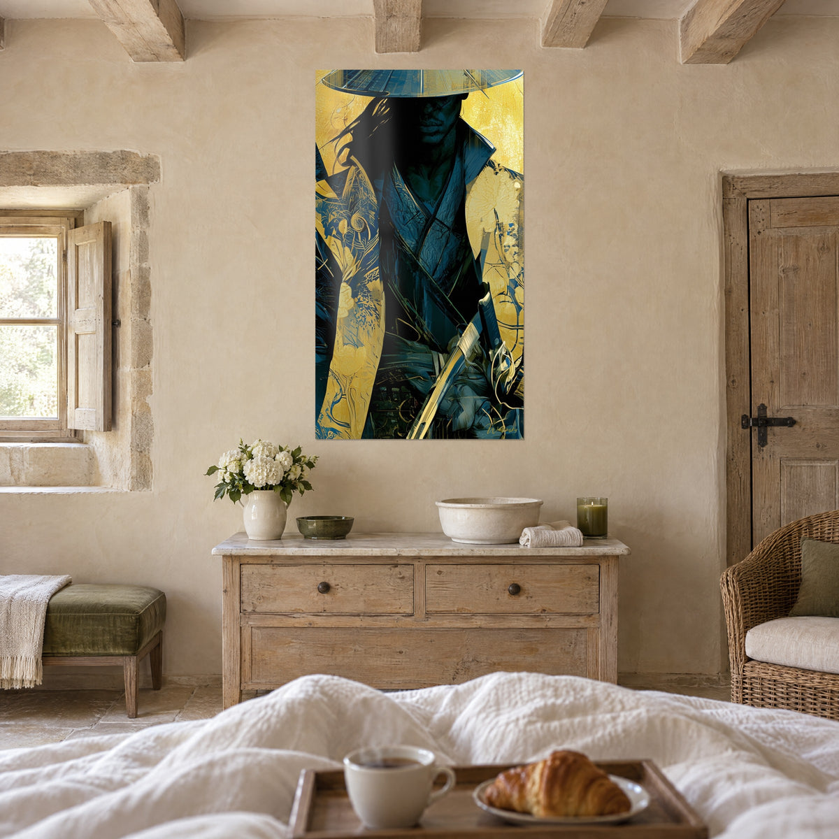 Tableau silhouette d'épéiste coiffé d'un large chapeau conique, ors et bleus profonds, au-dessus d'un lit dans une chambre claire