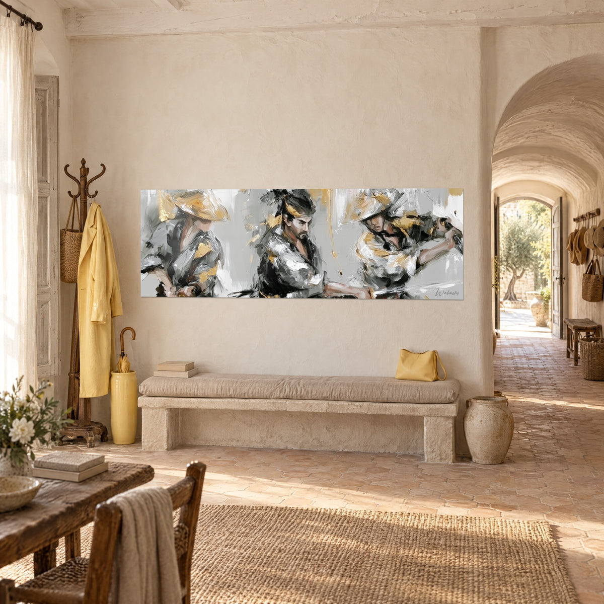 Tableau guerriers japonais en peinture gestuelle grise rehaussée d'or, chapeaux de paille et sabres, mur crépi d'un couloir voûté