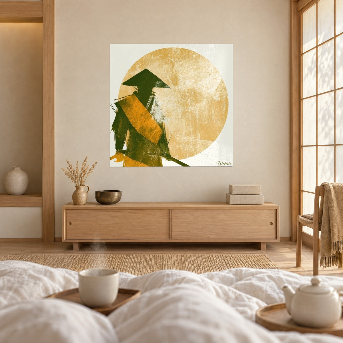 Tableau silhouette de ronin au large chapeau, soleil doré et traits vert olive, regardé par un couple de dos, au-dessus d'un lit dans une chambre claire