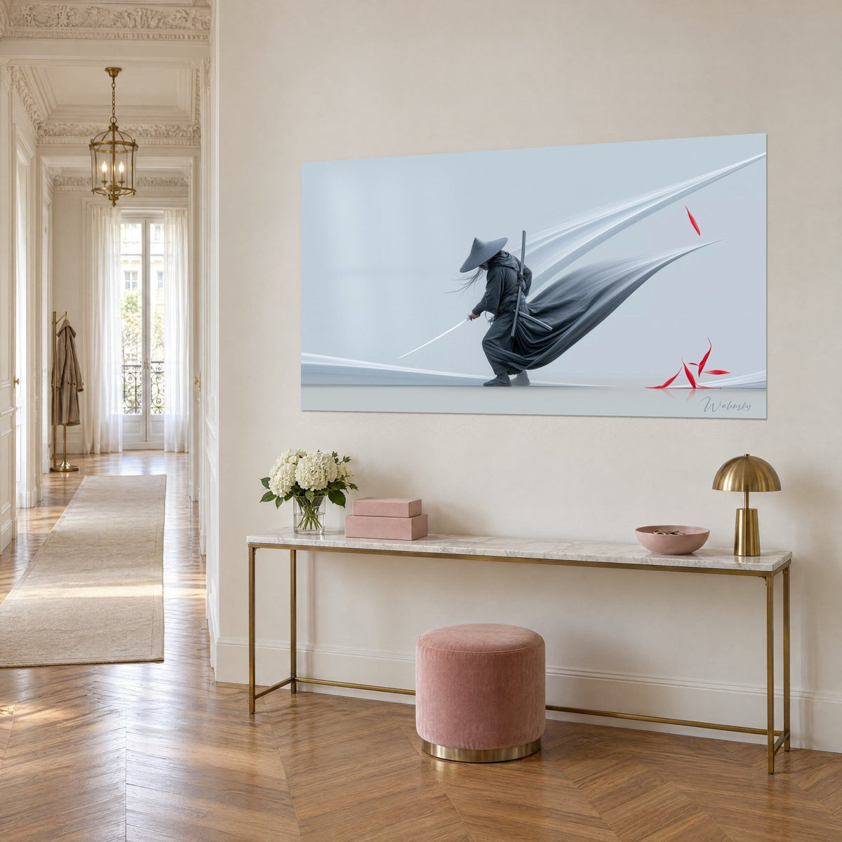 Schilderij van een voorovergebogen samoerai die een witte blade zwaait, antracietkleurige plooien tegen een lichtblauwe achtergrond, gouden console en roze poef, driekwartaanzicht