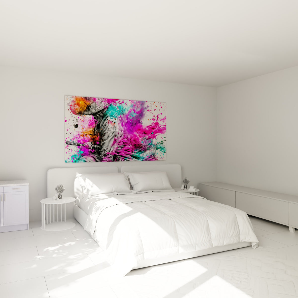 Guerrier japonais en armure grise, explosion rose et turquoise, accroché au-dessus d'un lit dans une chambre claire