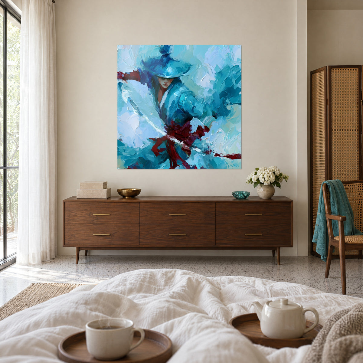 Tableau escrimeur coiffé d'un chapeau turquoise, écharpe pourpre en volutes, fonds bleu ciel, au-dessus d'un lit dans une chambre claire