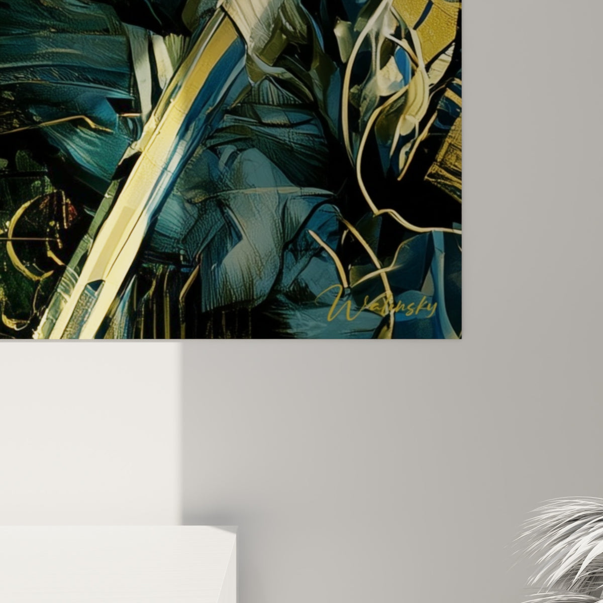 Détail du kimono doré aux motifs floraux gravés et du katana bleu pétrole, texture craquelée visible de près
