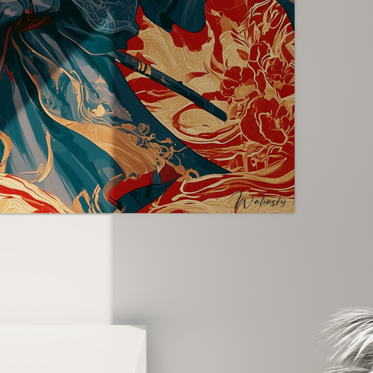 Détail du manteau bleu marine et des motifs floraux dorés du tableau samouraï, textures et reliefs visibles