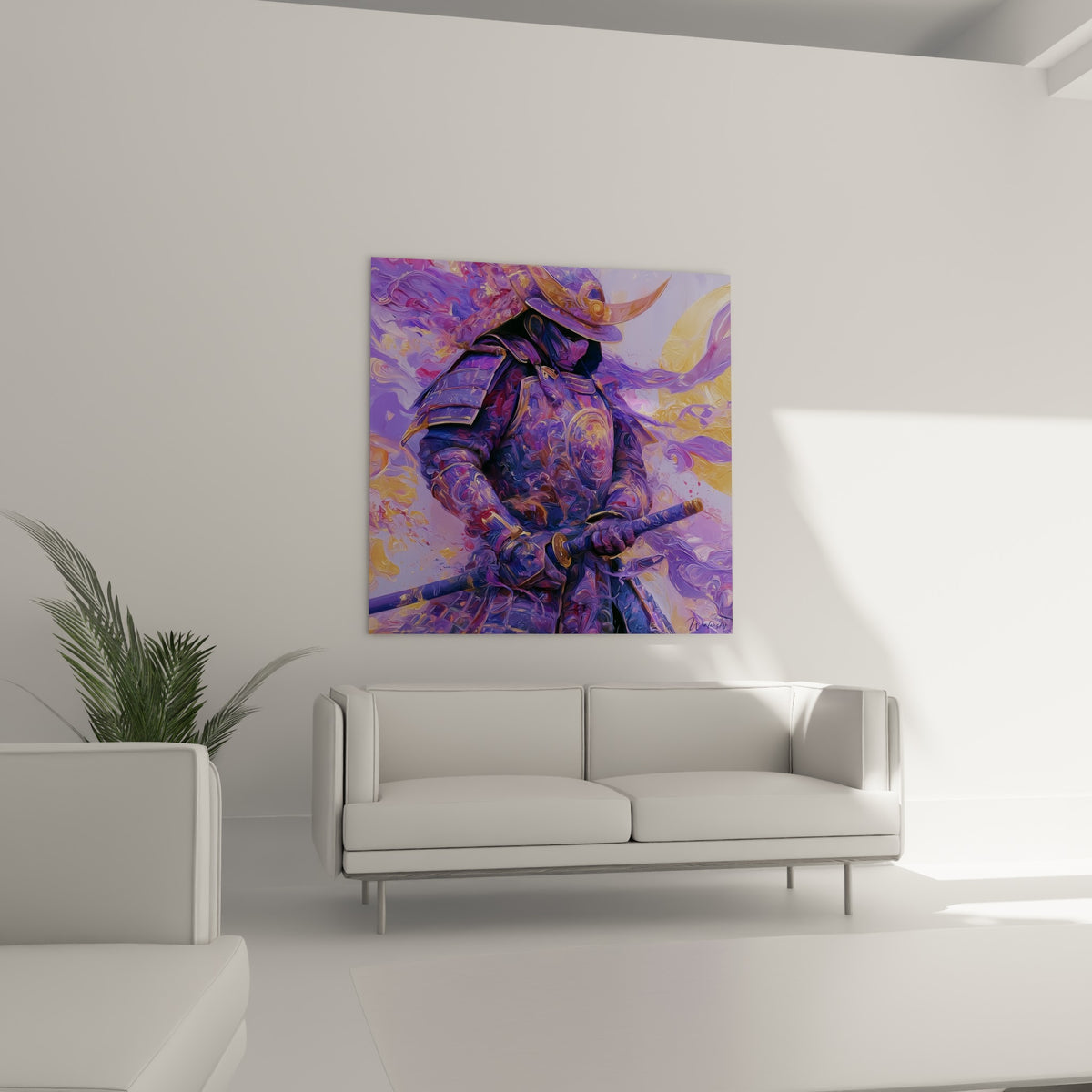 Figure de Samouraï mauve et dorée, sabre serré, posée au-dessus d'un canapé dans un salon lumineux