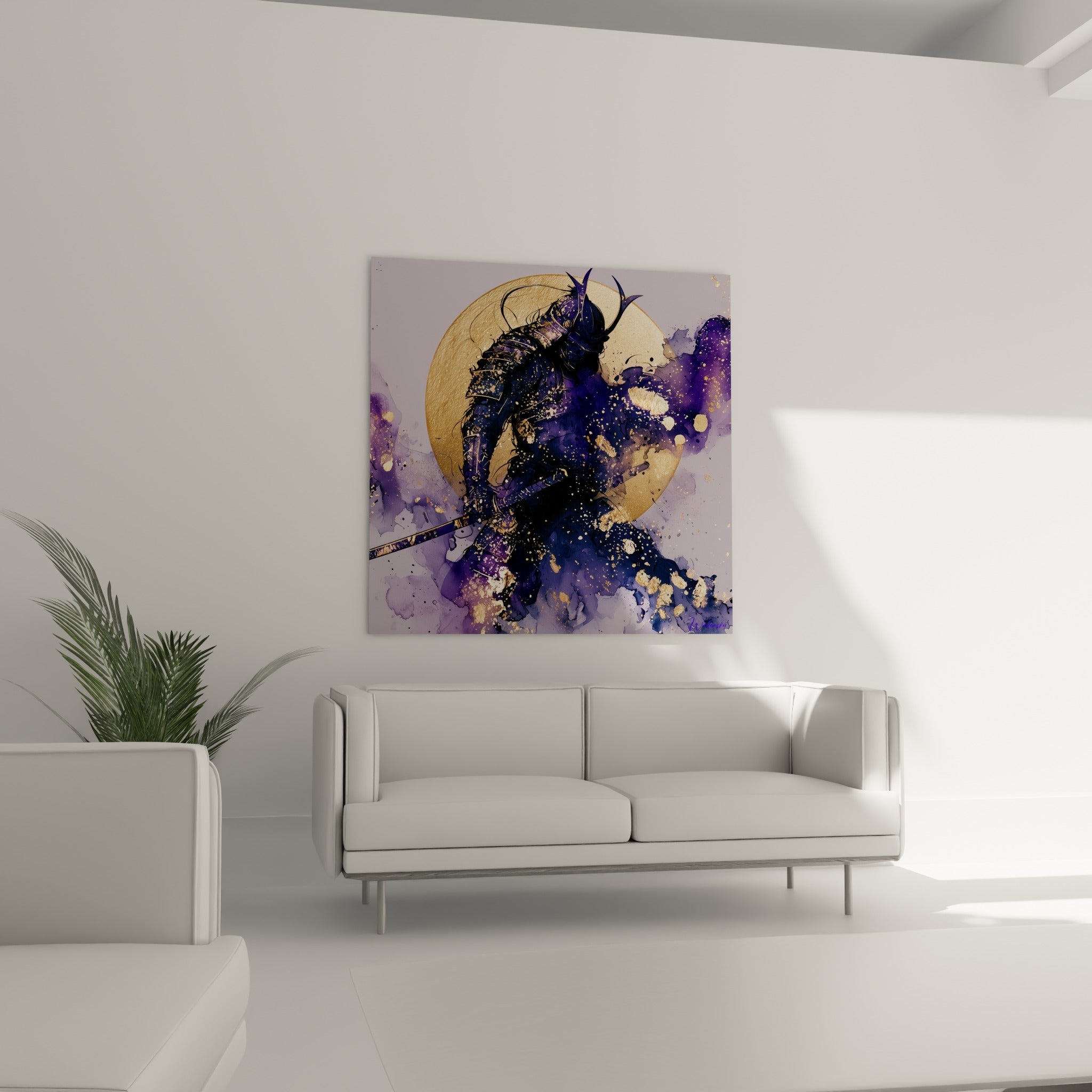Armure de samouraï noire et dorée traversée d'éclaboussures violettes, au-dessus d'un canapé dans un salon lumineux