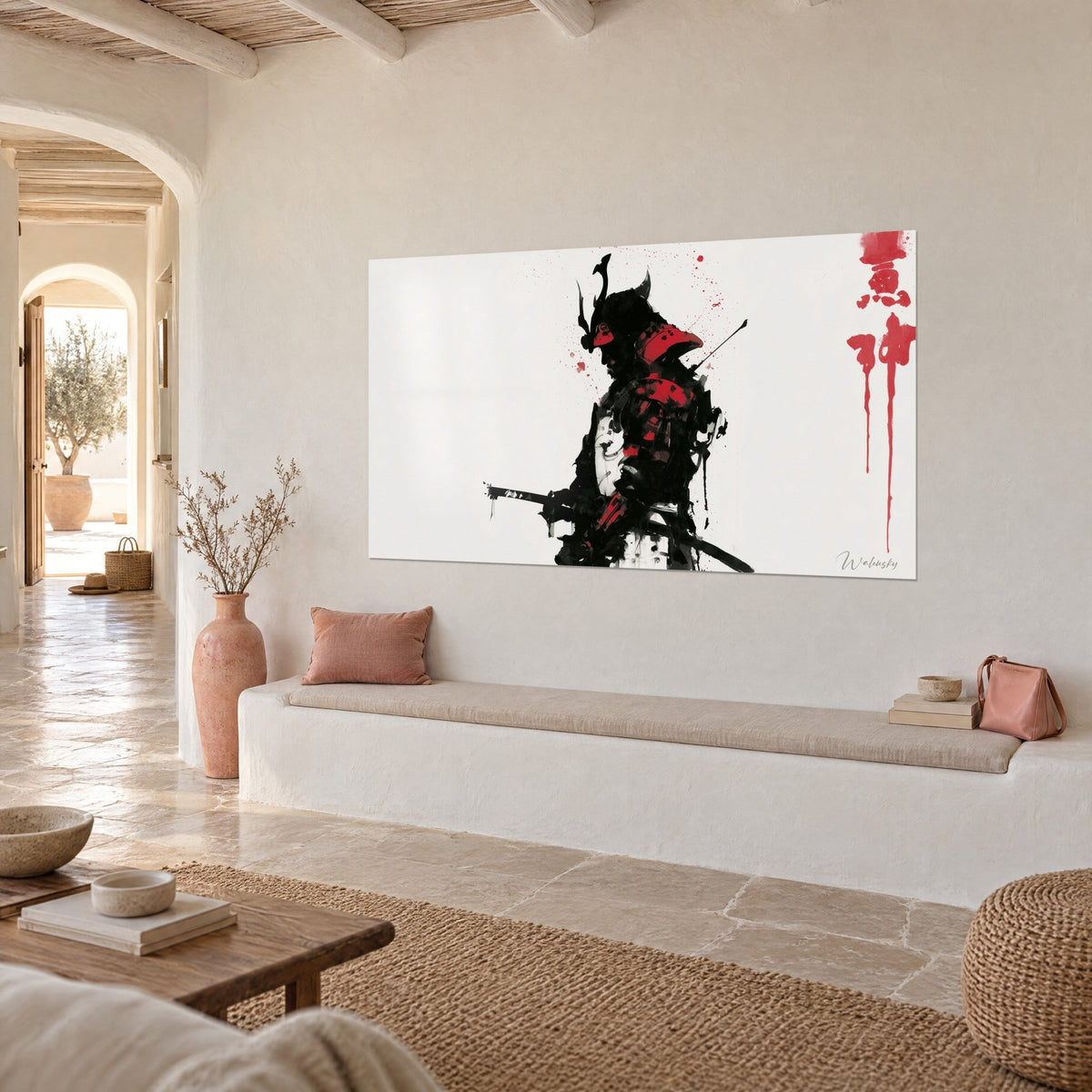 Schilderij van een gehoornde krijger in rood gepantserd harnas, katana schuin tegen een witte achtergrond, crèmekleurige muur, witte gipsen bank, driekwartaanzicht