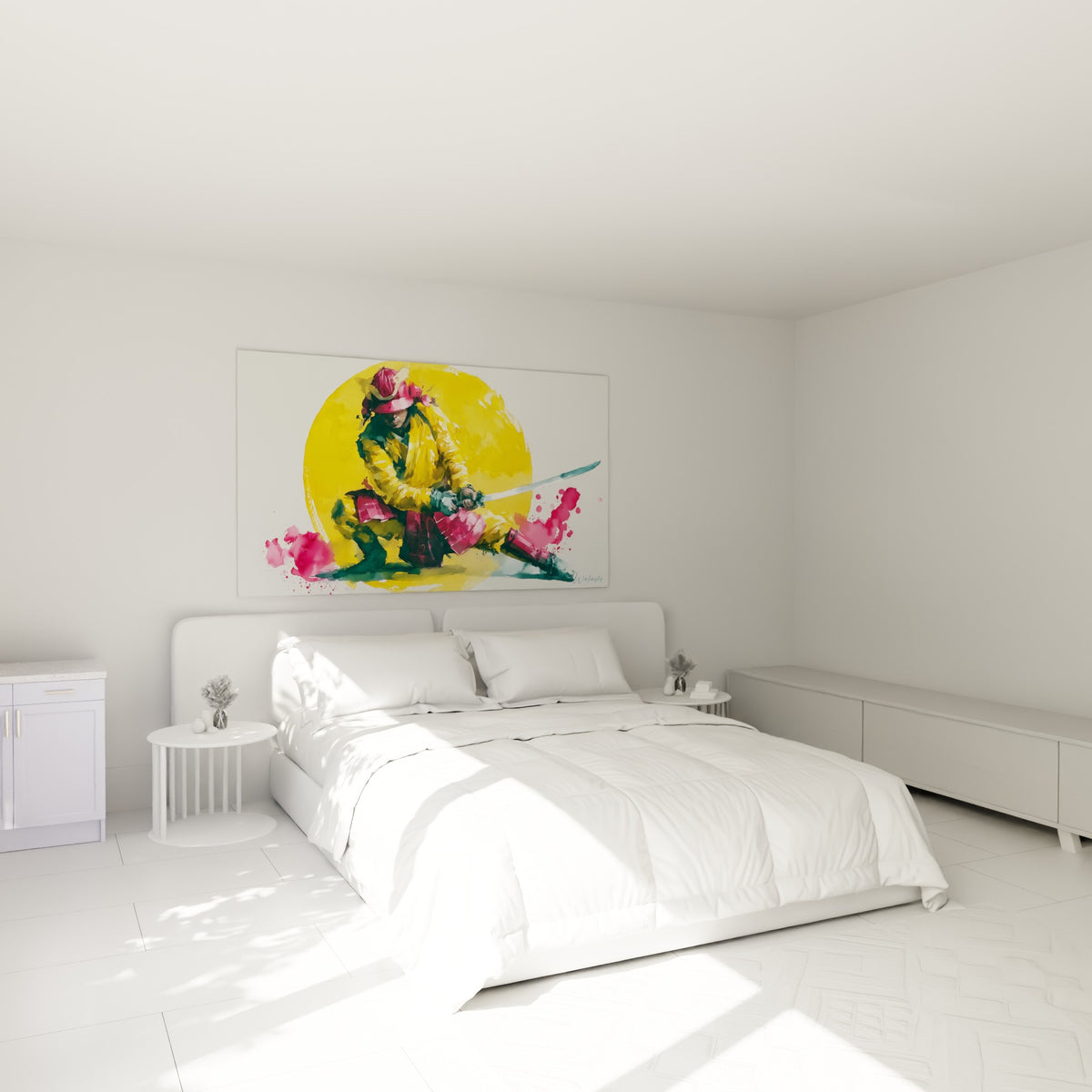 Guerrier japonais jaune et rose au sabre incliné, tableau accroché au-dessus d'un lit dans une chambre claire.