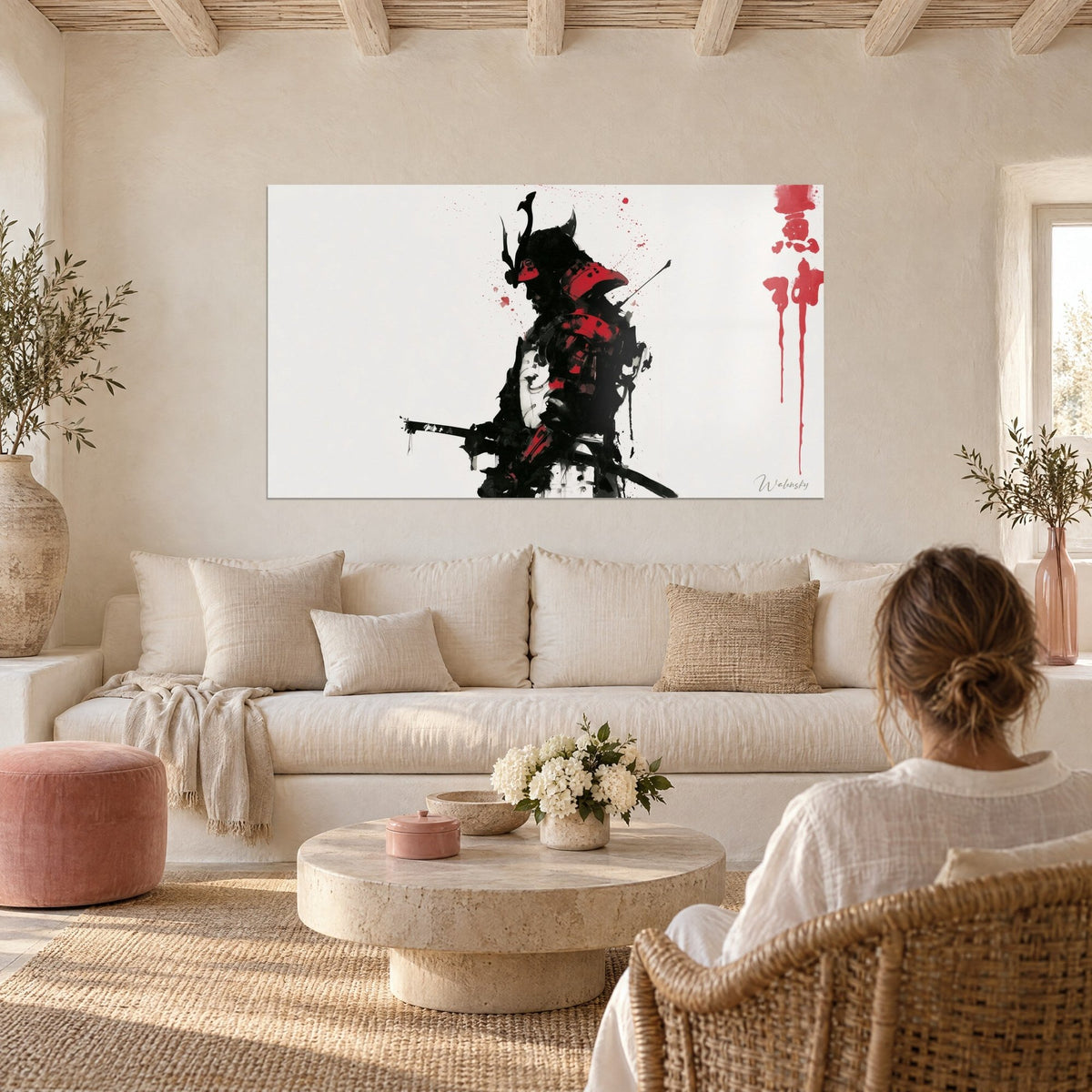 Schilderij van een gehelmde samoerai in zwarte en rode inkt, vloeiende vermiljoenkleurige karakters, boven een bank in een lichte woonkamer